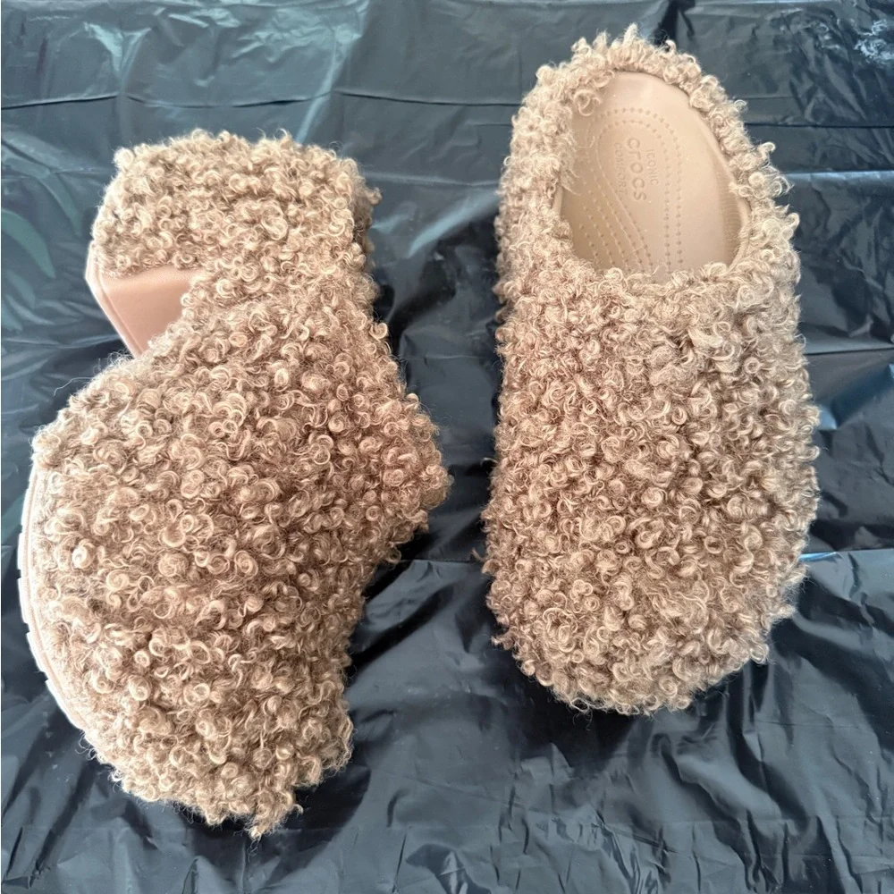 CROCS Classic Faux Doodle Fur Clogs Size 9 Woman’s - Picture 1 of 10